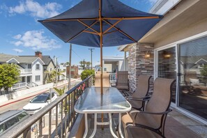 Outdoor dining - 4 Bedroom Home Steps from the Sand w/ Balcony&BBQ (Newport Beach)