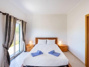 4 bedrooms, desk, free internet