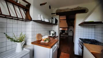 Frigorifero, microonde, piano cottura, lavastoviglie