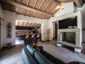 Een televisie en een open haard