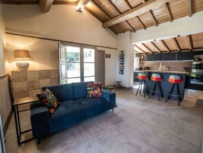 Una televisión, una chimenea