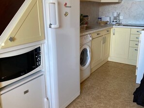 Refrigerador, microondas, parrilla de estufa y congelador 