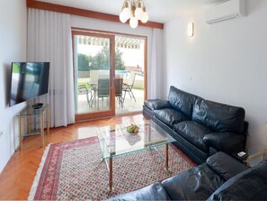 Villa (Four Bedroom Villa with Swimming pool) | Salle de séjour | Télévision