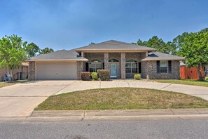 Exterior - Sunny Coastal Getaway 5 Mi to Navarre Beach! (Navarre)