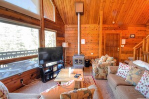 TV, fireplace - Treetops Cabin (Yosemite National Park)