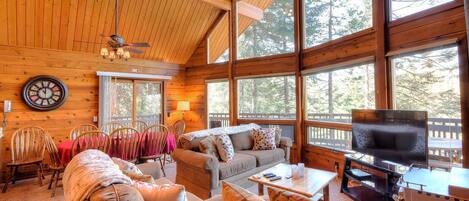 Televisie en een open haard