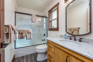 Shower, hair dryer, towels - Devonshire - Aragon (Yosemite National Park CA 95389)