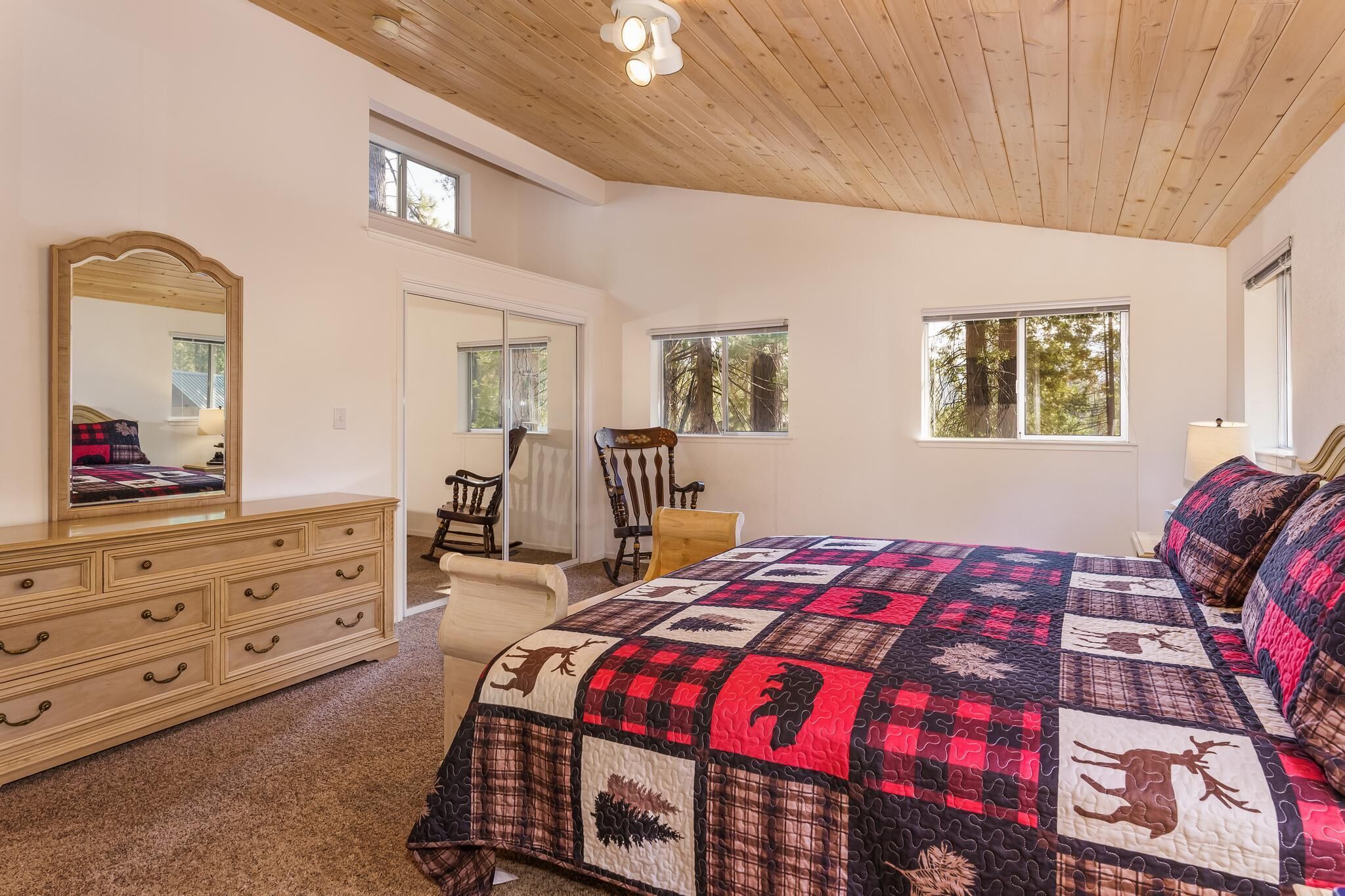 2 bedrooms, internet, bed sheets