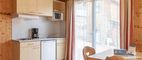 Refrigerador, microondas, utensilios de cocina y comedor