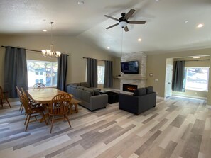 TV, fireplace, DVD player - Pine Cove (Yosemite National Park)