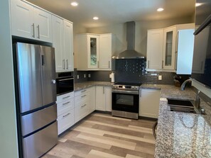 Réfrigérateur, four à micro-ondes, un four, surface de cuisson