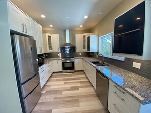 Fridge, microwave, oven, stovetop - Pine Cove (Yosemite National Park)