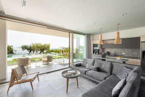 Villa C | Area keluarga | Smart TV 50-inci dengan saluran TV premium dan TV