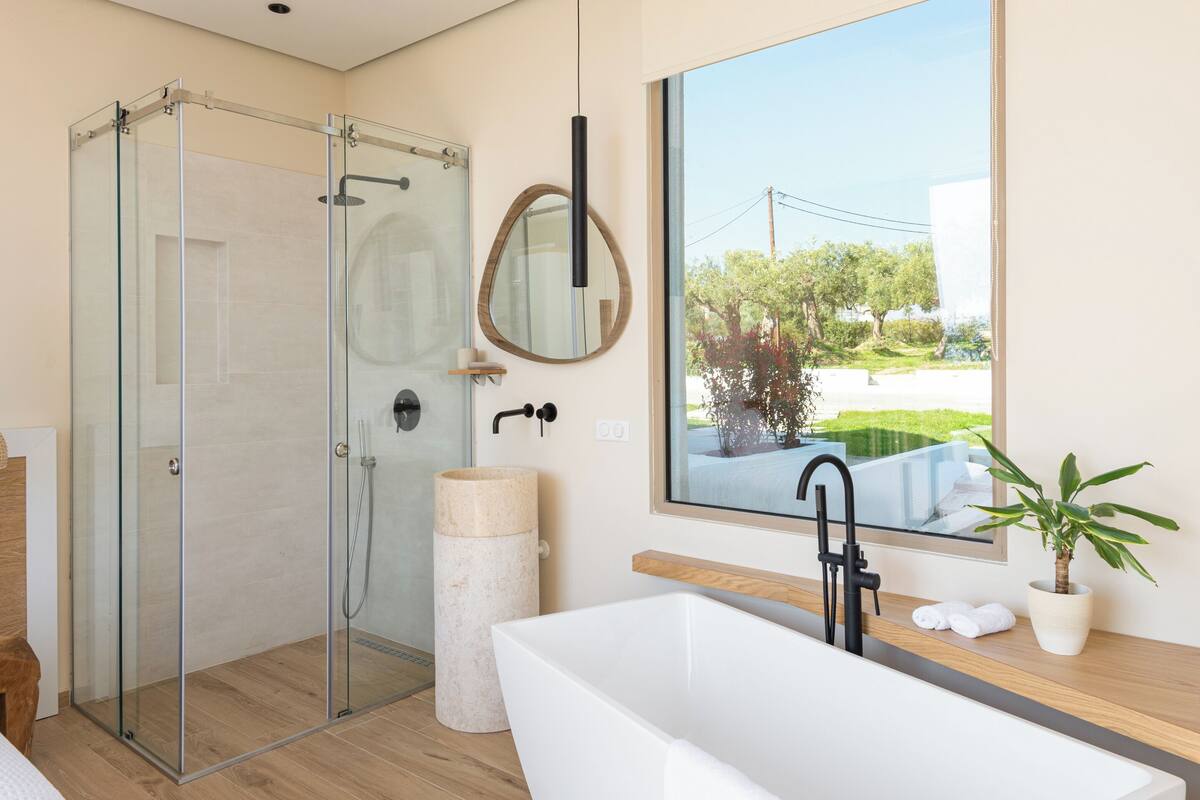 Villa B | Baño | Regadera, amenidades de baño de diseñador, pantuflas, toallas