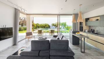 Villa C | Área de estar | Smart TV 50 polegadas com canais de TV premium, TV