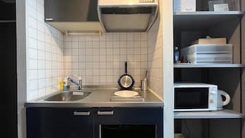 Mini-Kühlschrank, Mikrowelle, Grillplatte, Kochgeschirr/Geschirr/Besteck