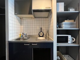 小型冷蔵庫、電子レンジ、ホットプレートまたはグリルプレート、調理器具と食器