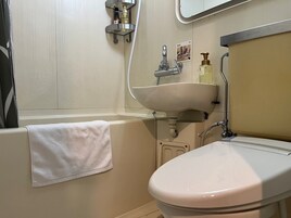 Combined shower/bathtub, free toiletries, hair dryer, slippers