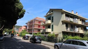 Ein mehrstöckiges Wohngebäude mit Balkonen und Blick auf die Straße.