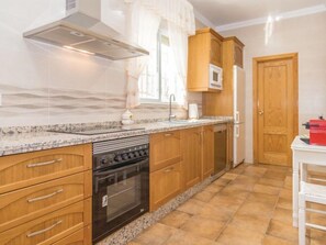 Een koelkast, een microgolfoven, een oven, een vaatwasser