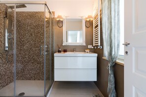 Bathtub, hair dryer, towels - Pool villa in Castelmola, Taormina, Sicily (Castelmola)