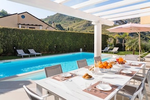 Outdoor dining - Pool villa in Castelmola, Taormina, Sicily (Castelmola)