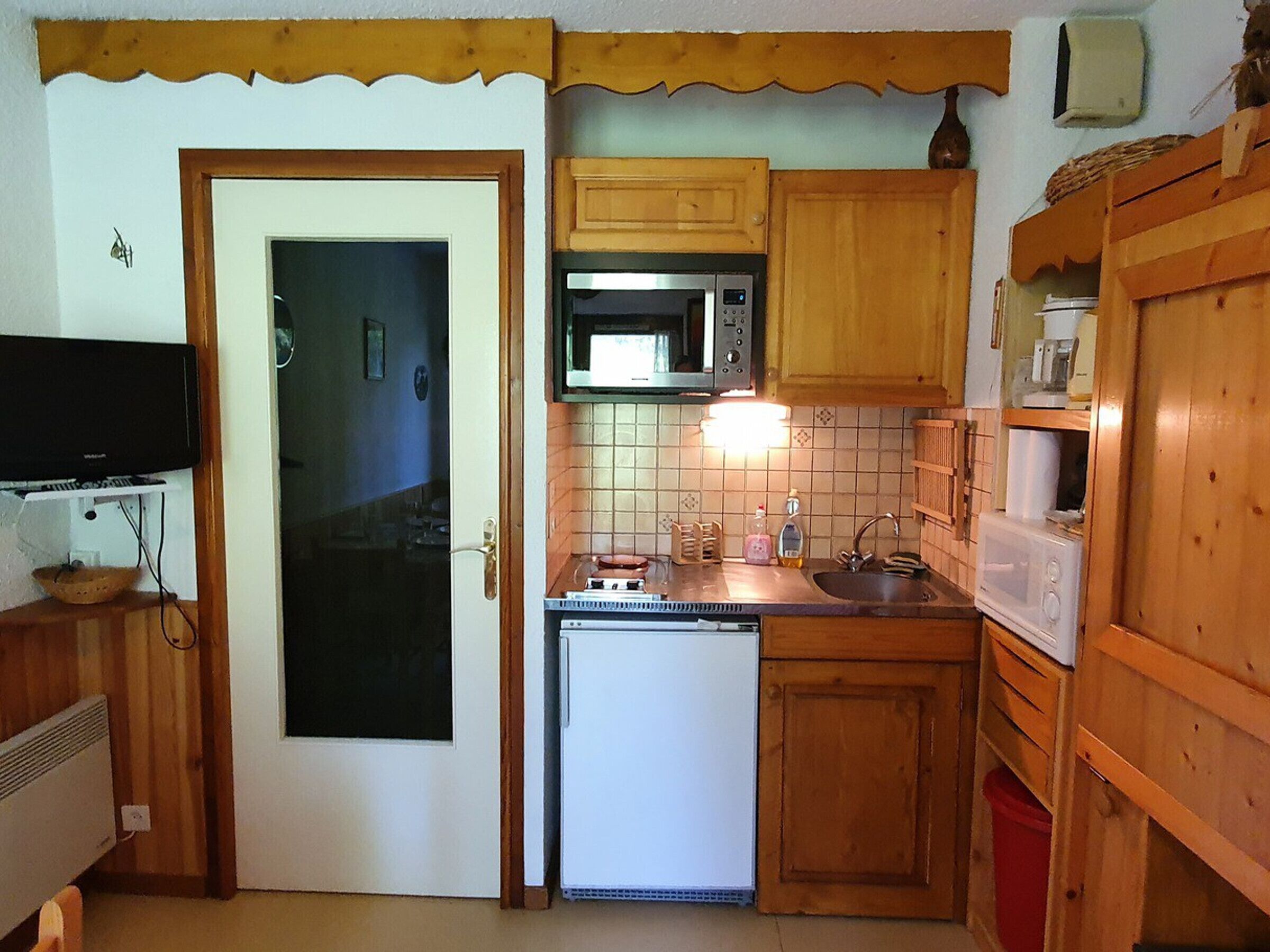 Fridge, microwave, oven