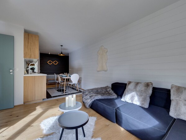 TV - Renovated Apartment Near Val d'Isère Center with Balcony and Ski Locker (Val-d'Isère)