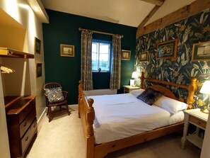 3 bedrooms, desk, iron/ironing board, free WiFi