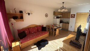 Living area - 2-room cabin apartment, 6 people, pool, parking, WiFi (Orcières Merlette)