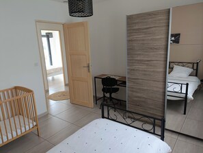 3 chambres, bureau, fer et planche à repasser, lit parapluie