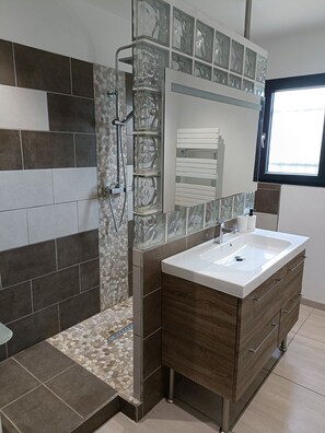 Dusche, Haartrockner, Handtücher, Toilettenpapier