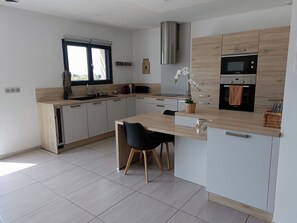 Réfrigérateur, micro-ondes, four, plaque de cuisson