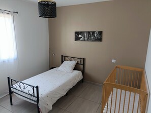 3 Schlafzimmer, Schreibtisch, Bügeleisen/Bügelbrett, Reisekinderbett