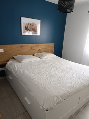 3 chambres, bureau, fer et planche à repasser, lit parapluie