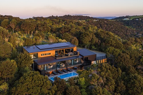 Kaitiaki Lodge - Kaitiaki Lodge is our brand new luxury lodge located in Onetangi on Waiheke Island. Situated overlooking acres of unspoilt native bush with the Hauraki Gulf beyond the setting is simply spectacular. The lodge has 5 large bedrooms, 3.