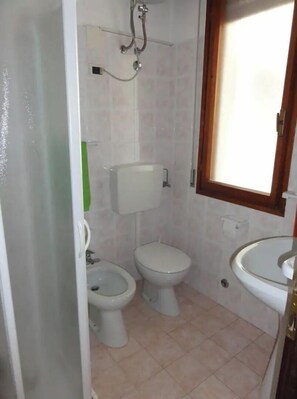 Suihku, bidee, pyyhkeet, saippua