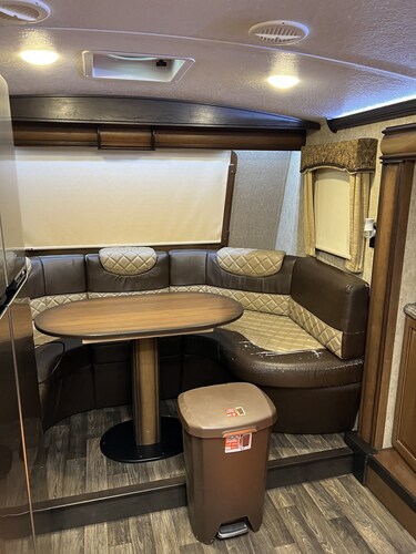 Luxury RV with all the amenities needed, Not far from outdoor/Indoor activities