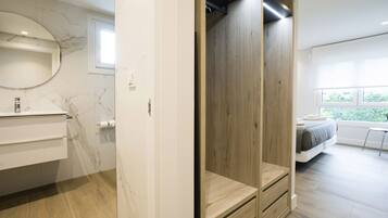 2 bedrooms, iron/ironing board, free WiFi