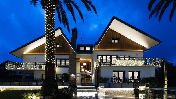 A modern two-story house with a balcony, a staircase leading to the entrance, and a well-lit driveway. - Villa Carmen by Basquelidays (Hondarribia)