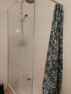 Dusche, Handtücher, Seife, Toilettenpapier