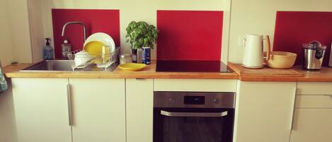 冷蔵庫、電子レンジ、オーブン、コンロ