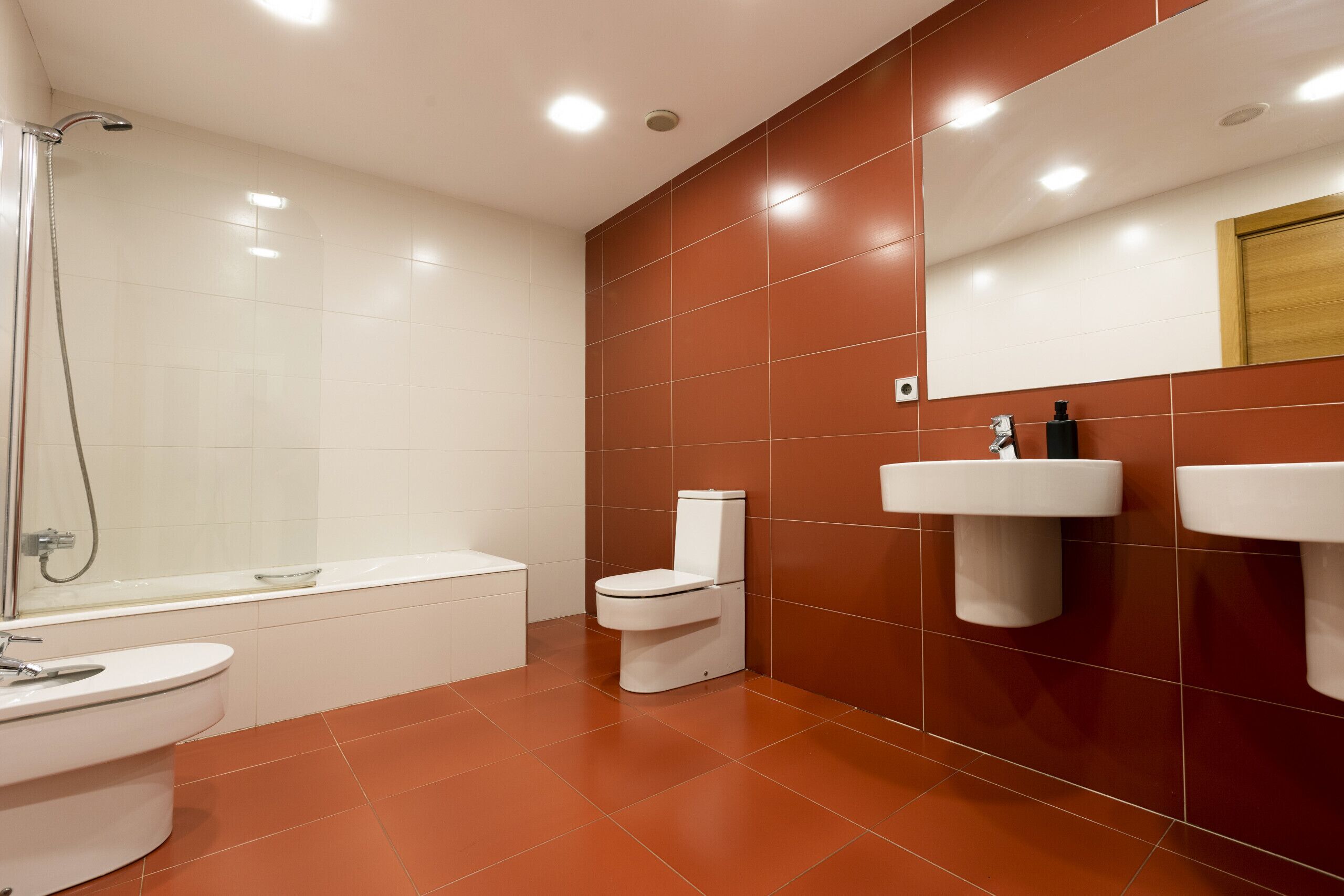 Baignoire, sèche-cheveux, serviettes fournies