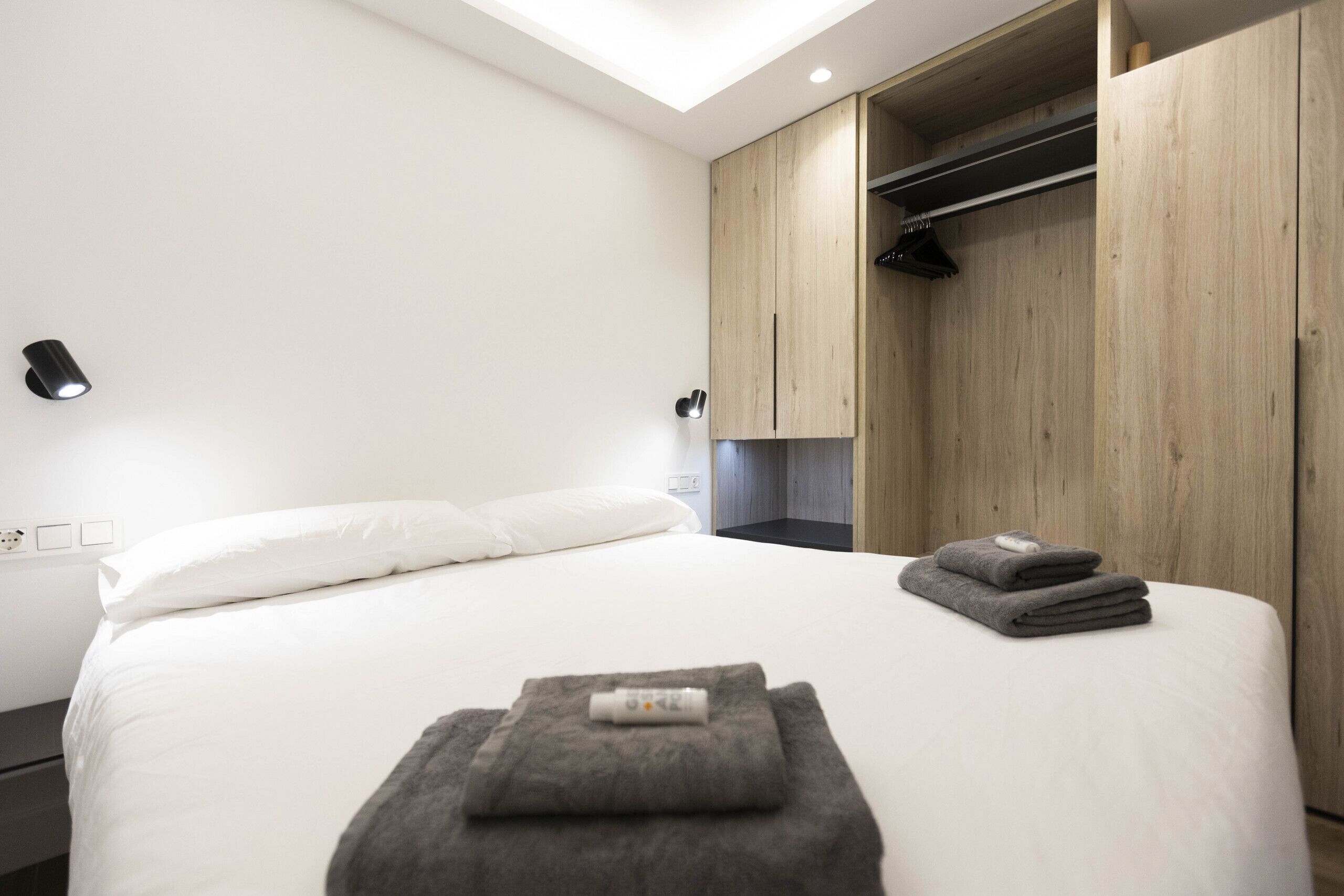 Fer et planche à repasser, Wi-Fi gratuit, draps fournis