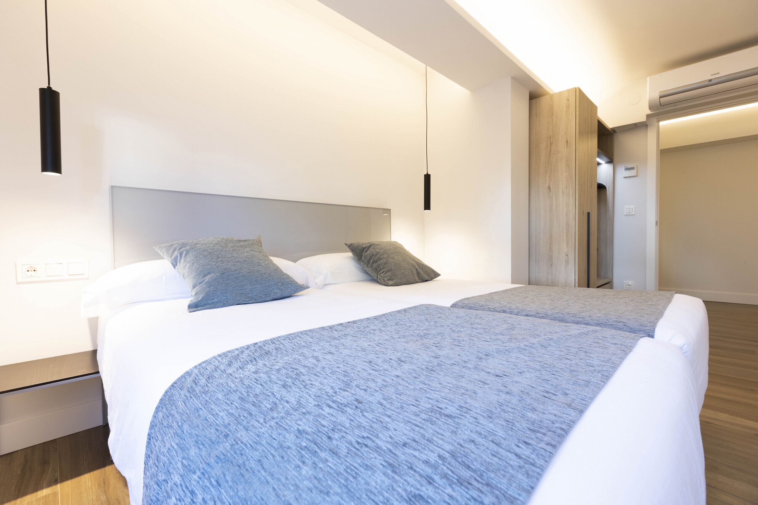 3 slaapkamers, een strijkplank/strijkijzer, gratis wifi, beddengoed