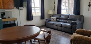 Smart TV, books - 2bed 1bath LAKE MI Fishing Cabin WiFi AC Deck Firepit Kayak Paddle Boat Dock #9 (Gladstone)