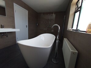 House | Bilik Mandi | Tab mandi dan pancuran berasingan, tab mandi rendaman dalam 