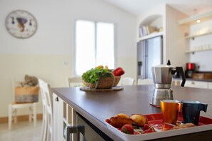 Dining - Walking distance to Uzes. Family friendly villa with pool, private surroundings. (Uzès)