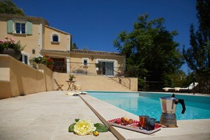 Outdoor pool - Walking distance to Uzes. Family friendly villa with pool, private surroundings. (Uzès)