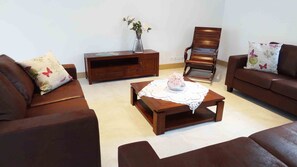 Smart TV, fireplace, DVD player, ping pong - Walking distance to Uzes. Family friendly villa with pool, private surroundings. (Uzès)